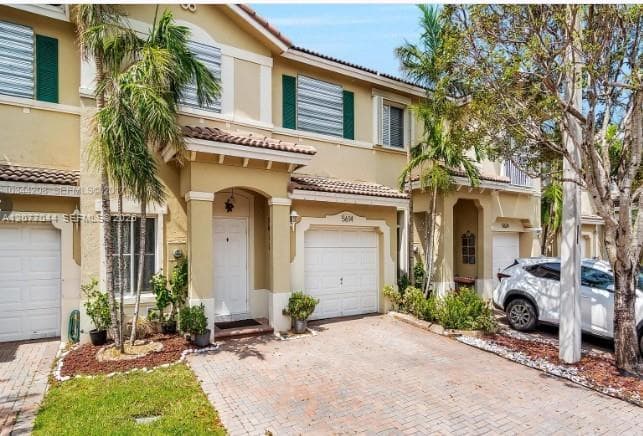 Townhouse at 5614 NW 112th Pl, Doral FL 33178