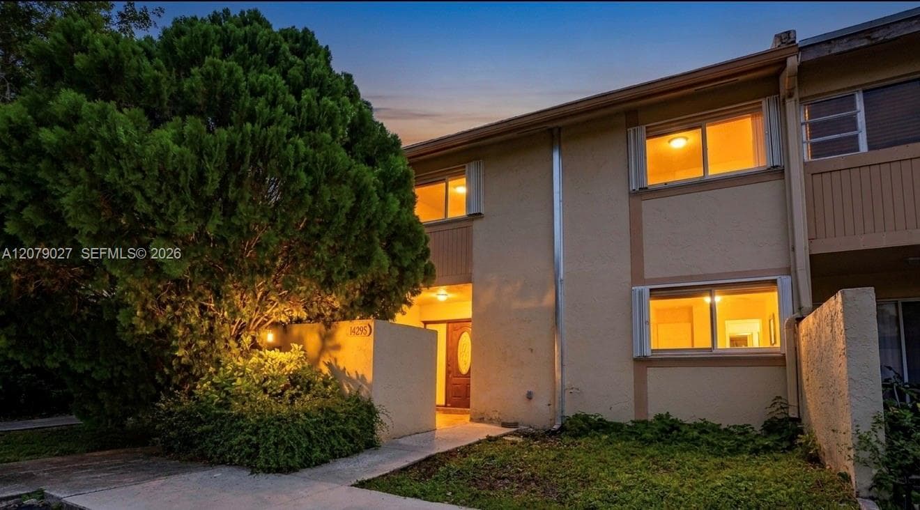 Townhouse at 14295 Kendale Lakes Cir, Miami FL 33183
