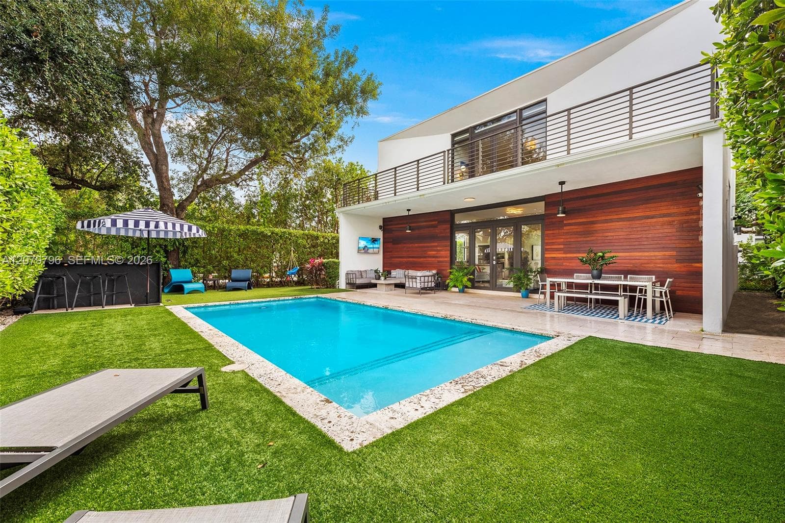 Single Family Residence at 8611 Arboretum Ln, Miami FL 33138