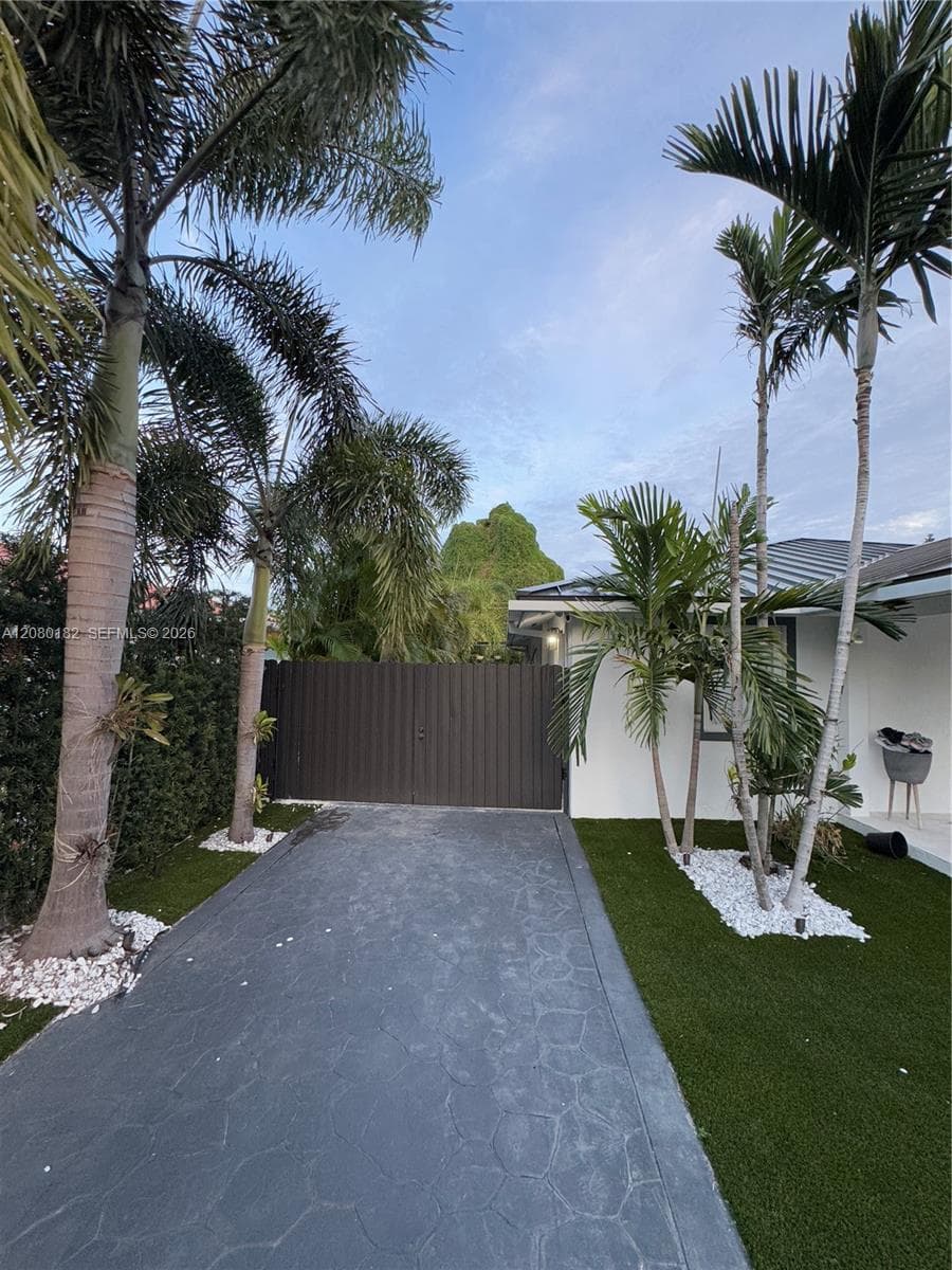 Efficiency at 4171 SW 99th Ct SIDE, Miami FL 33165