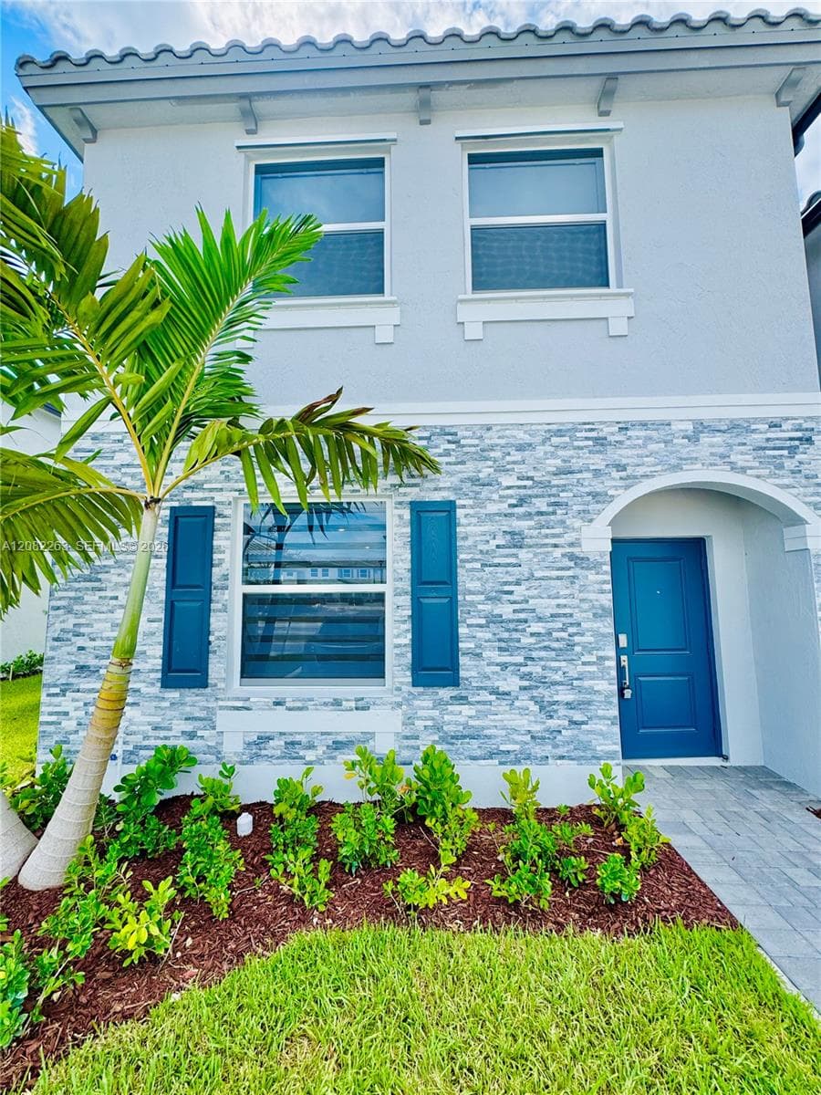 Townhouse at 124 SE 10th Ct # 124, Homestead FL 33034