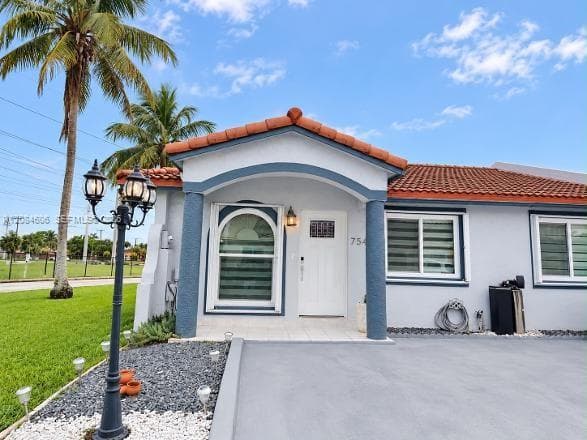 Villa at 7548 NW 173rd Ter, Hialeah FL 33015