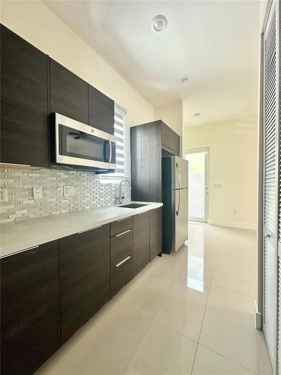Efficiency at 6681 NW 104 AVE, Doral FL 33178