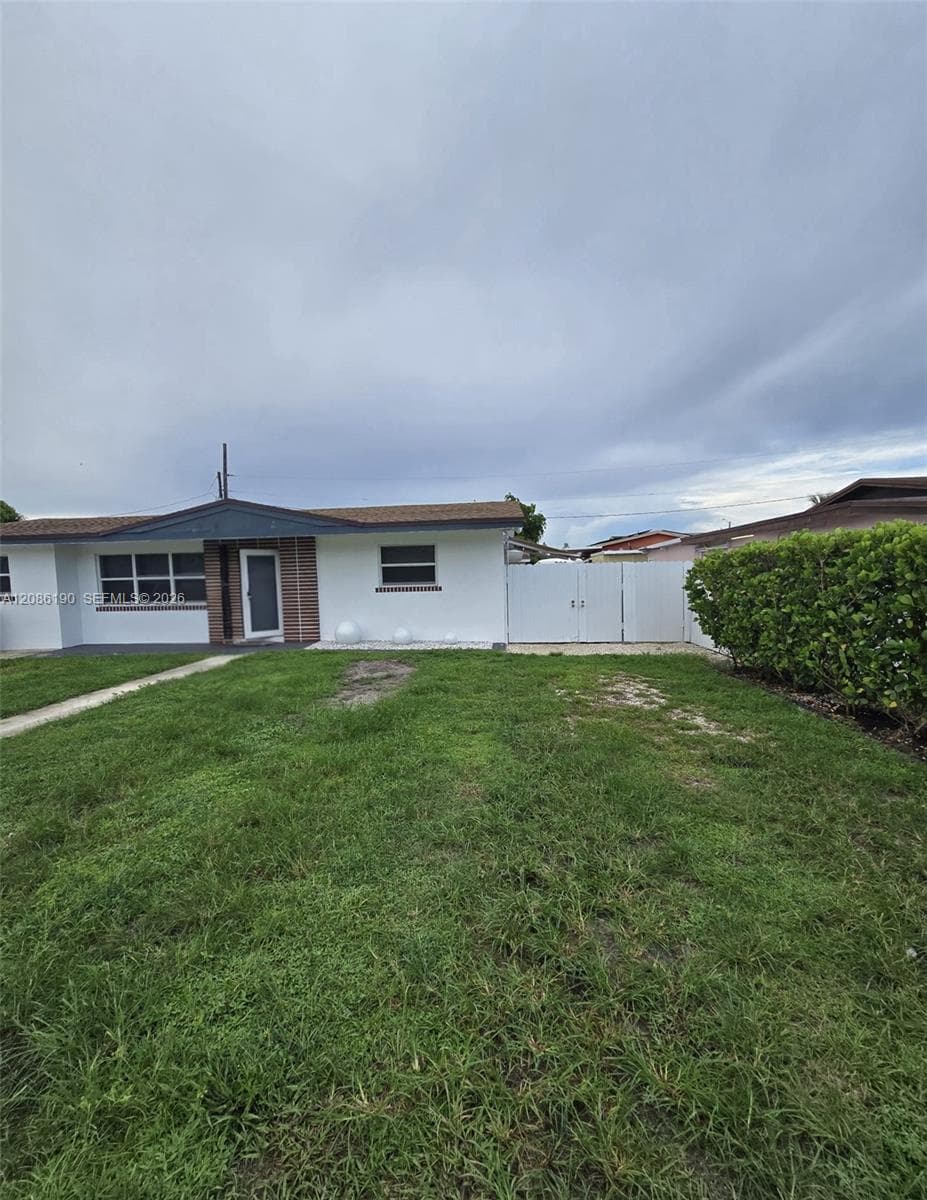 Efficiency at 3835 NW 185th St, Miami Gardens FL 33055