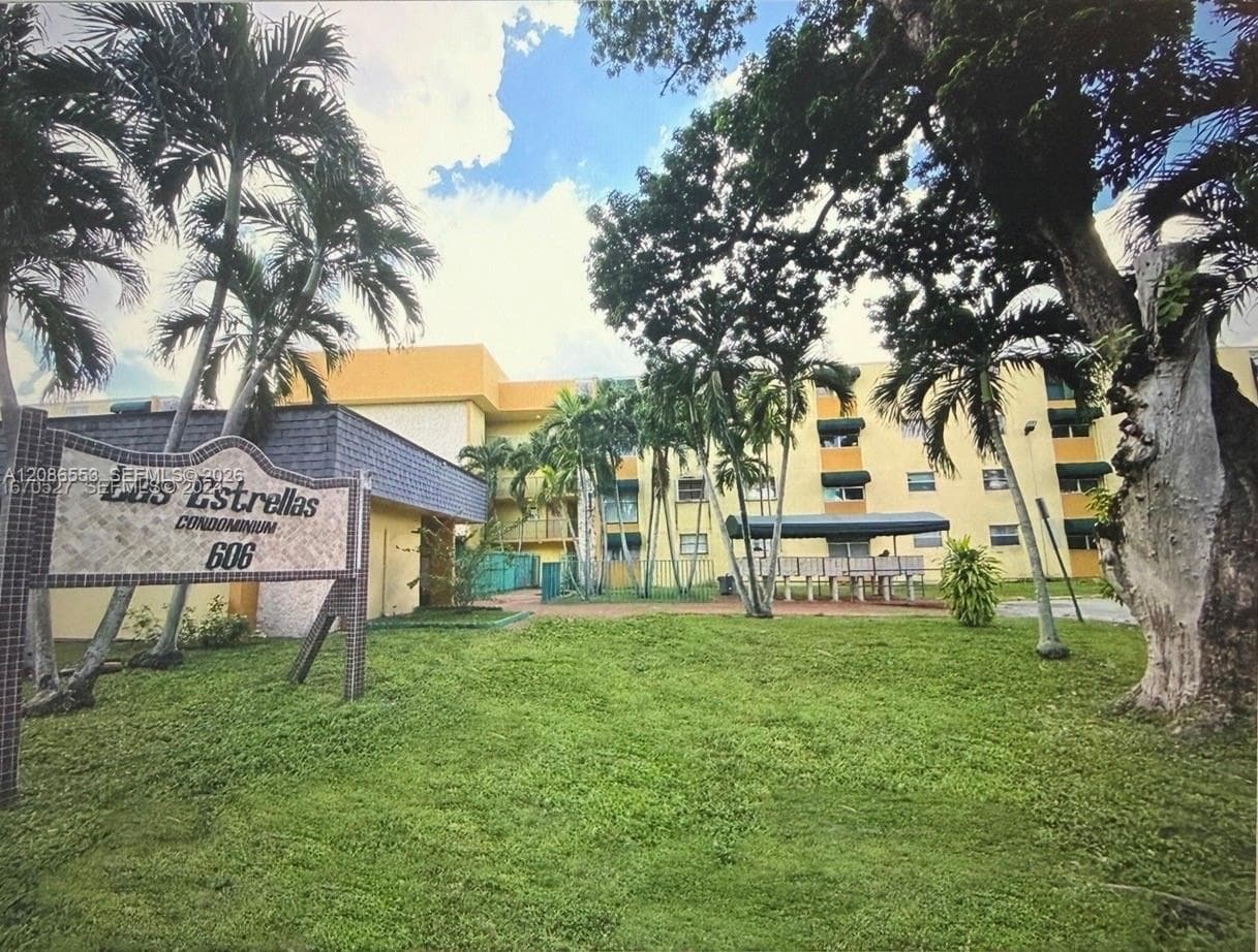Condominium at 606 W 81st St # 405, Hialeah FL 33014