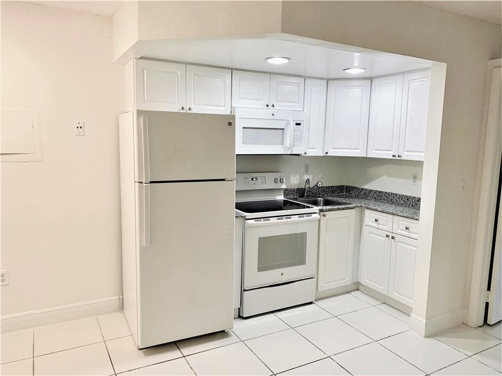 Condominium at 19455 NE 10 Avenue # 121, North Miami Beach FL 33179