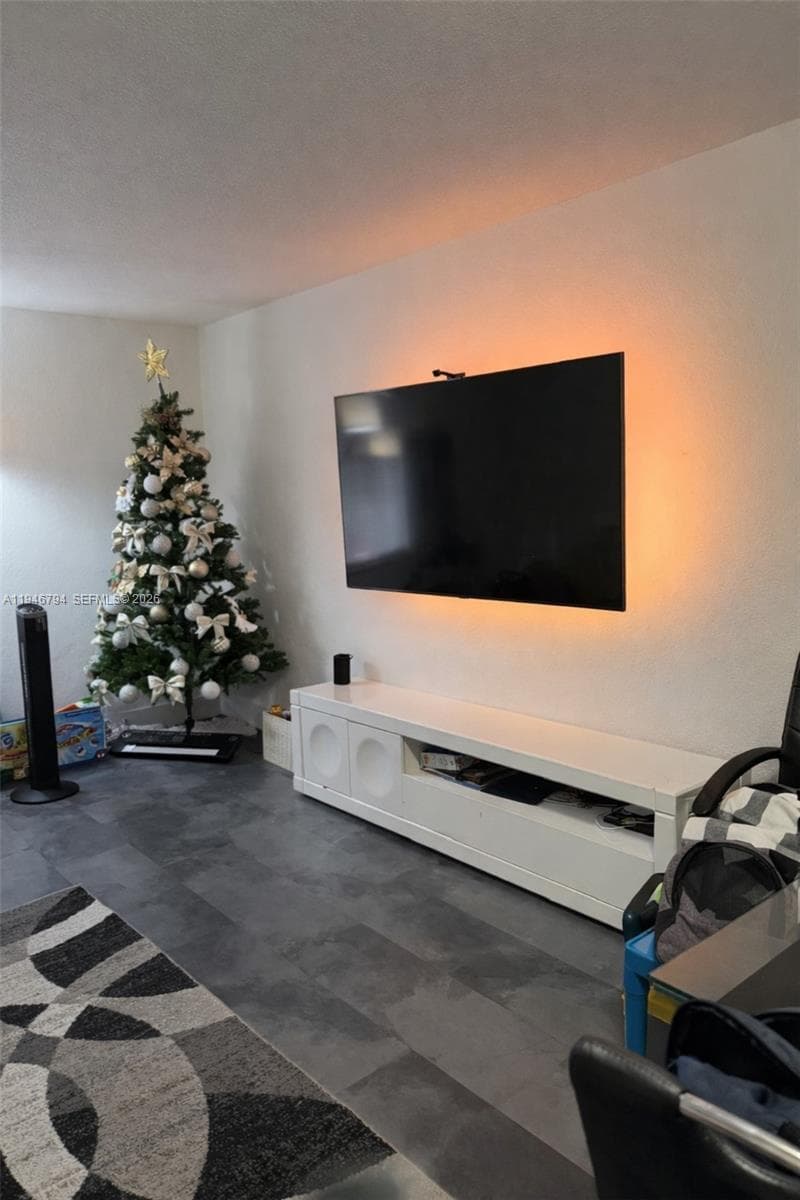 Condominium at 2190 W 60th St # 21201, Hialeah FL 33016