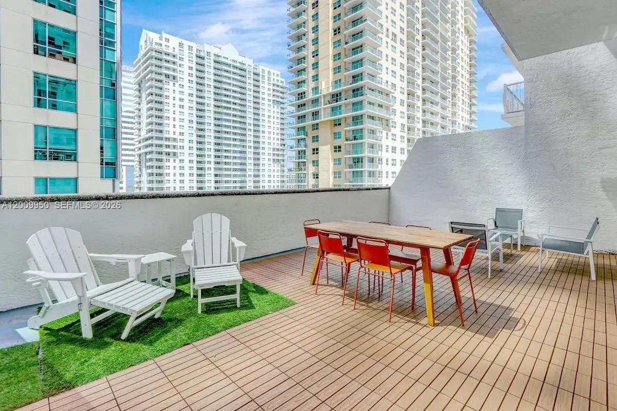 Condominium at 1200 Brickell Bay Dr # 1404, Miami FL 33131